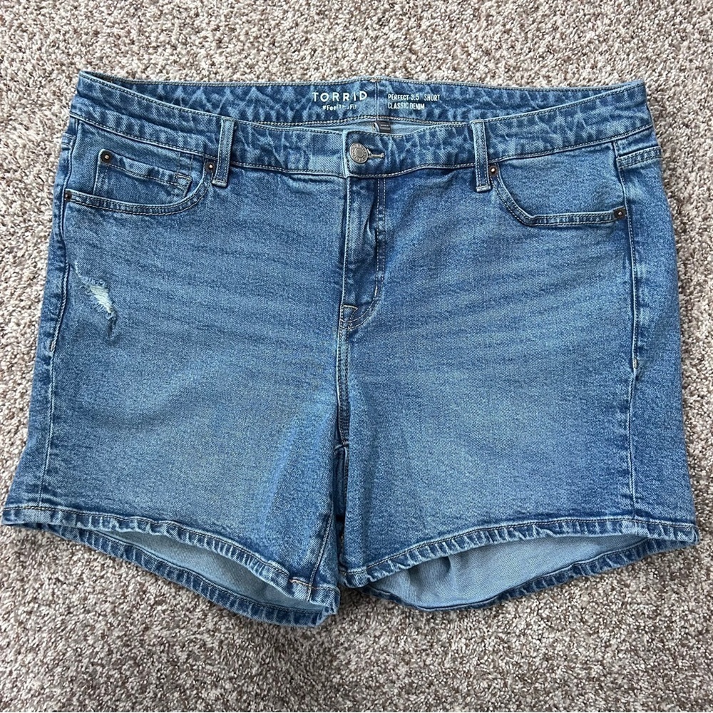 Torrid Perfect 3.5” Perfect Denim Shorts Casual Summer Jean 18